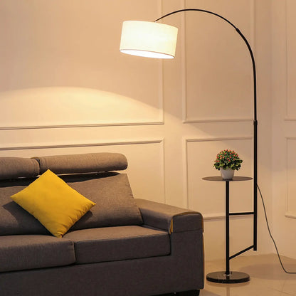 Lampadaire moderne à arc réglable avec abat-jour cylindrique en tissu et table intégrée