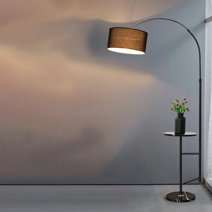 Lampadaire moderne à arc réglable avec abat-jour cylindrique en tissu et table intégrée