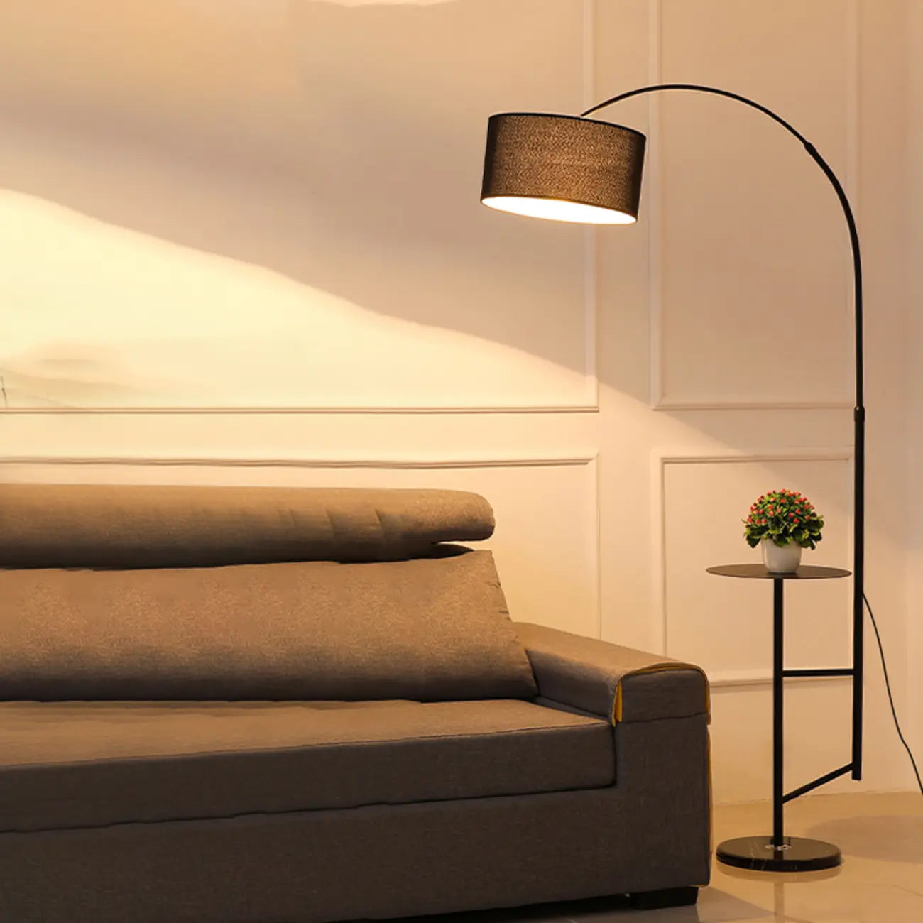 Lampadaire moderne à arc réglable avec abat-jour cylindrique en tissu et table intégrée
