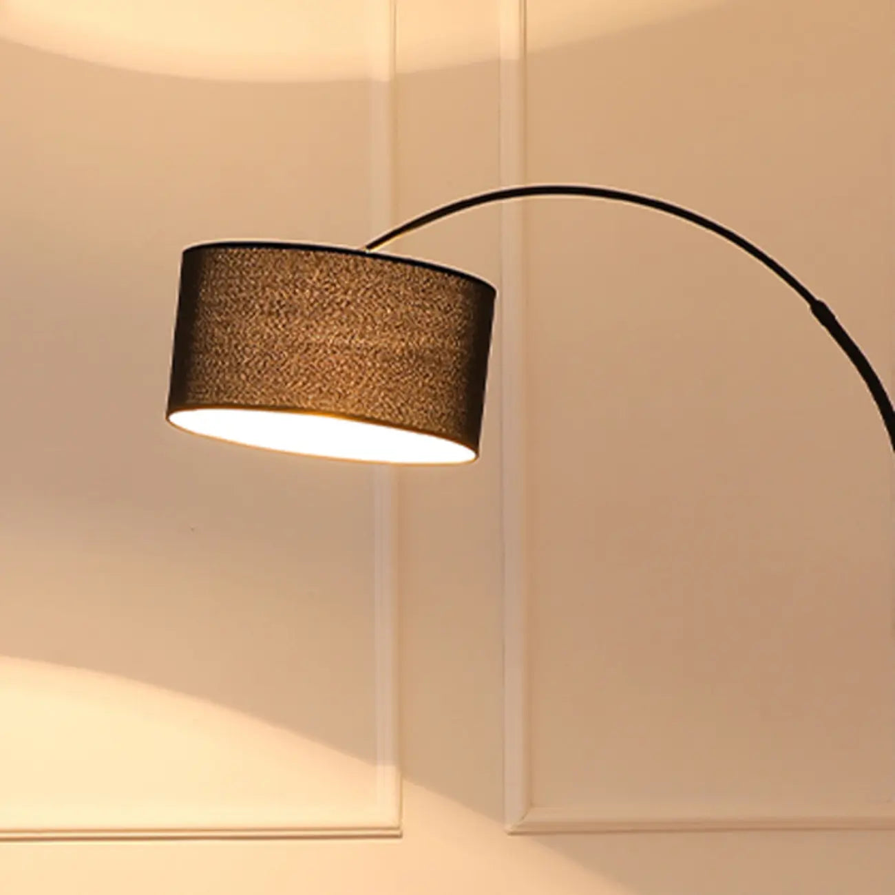 Lampadaire moderne à arc réglable avec abat-jour cylindrique en tissu et table intégrée