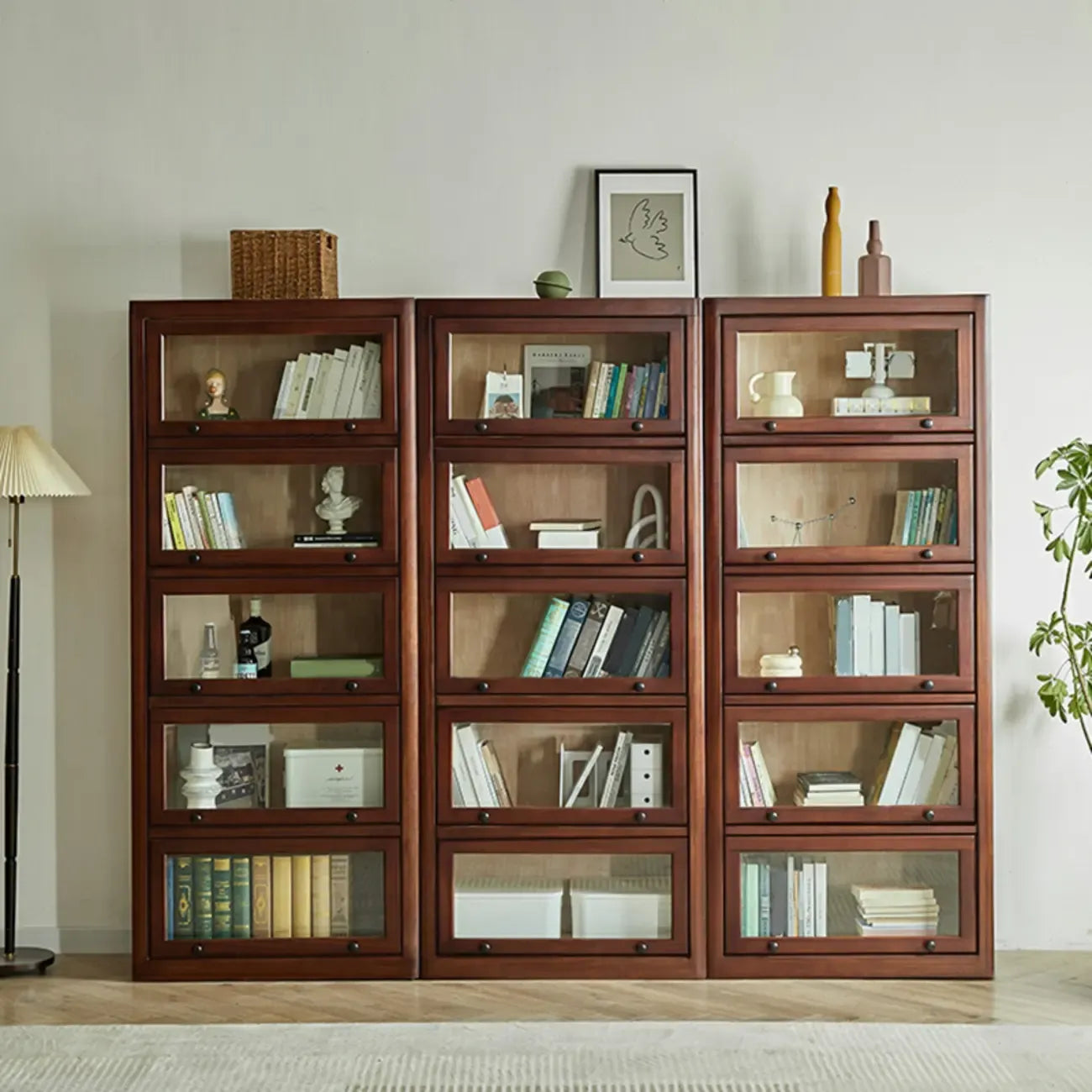 Armoire de rangement classique en bois brun avec verre inversé