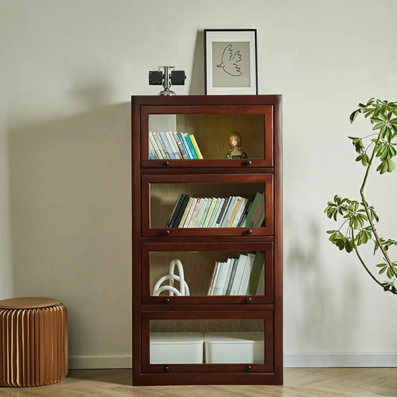 Armoire de rangement classique en bois brun avec verre inversé