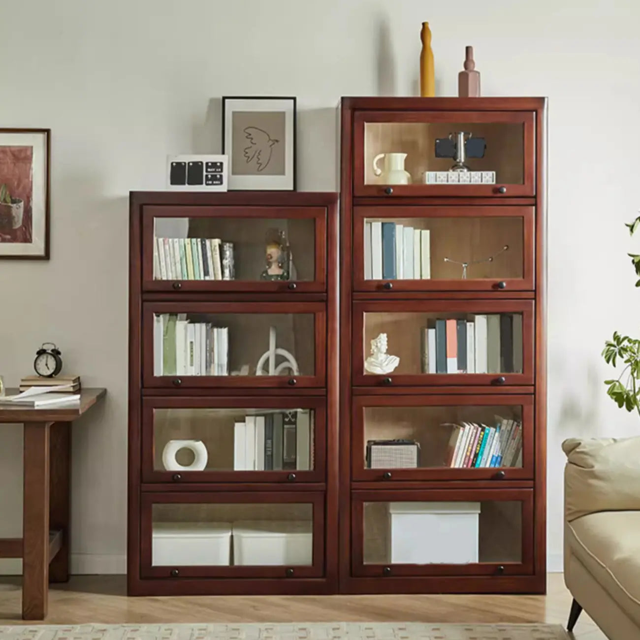 Armoire de rangement classique en bois brun avec verre inversé