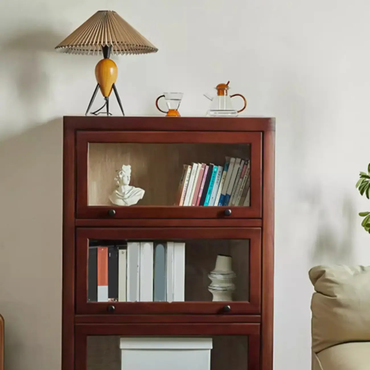 Armoire de rangement classique en bois brun avec verre inversé