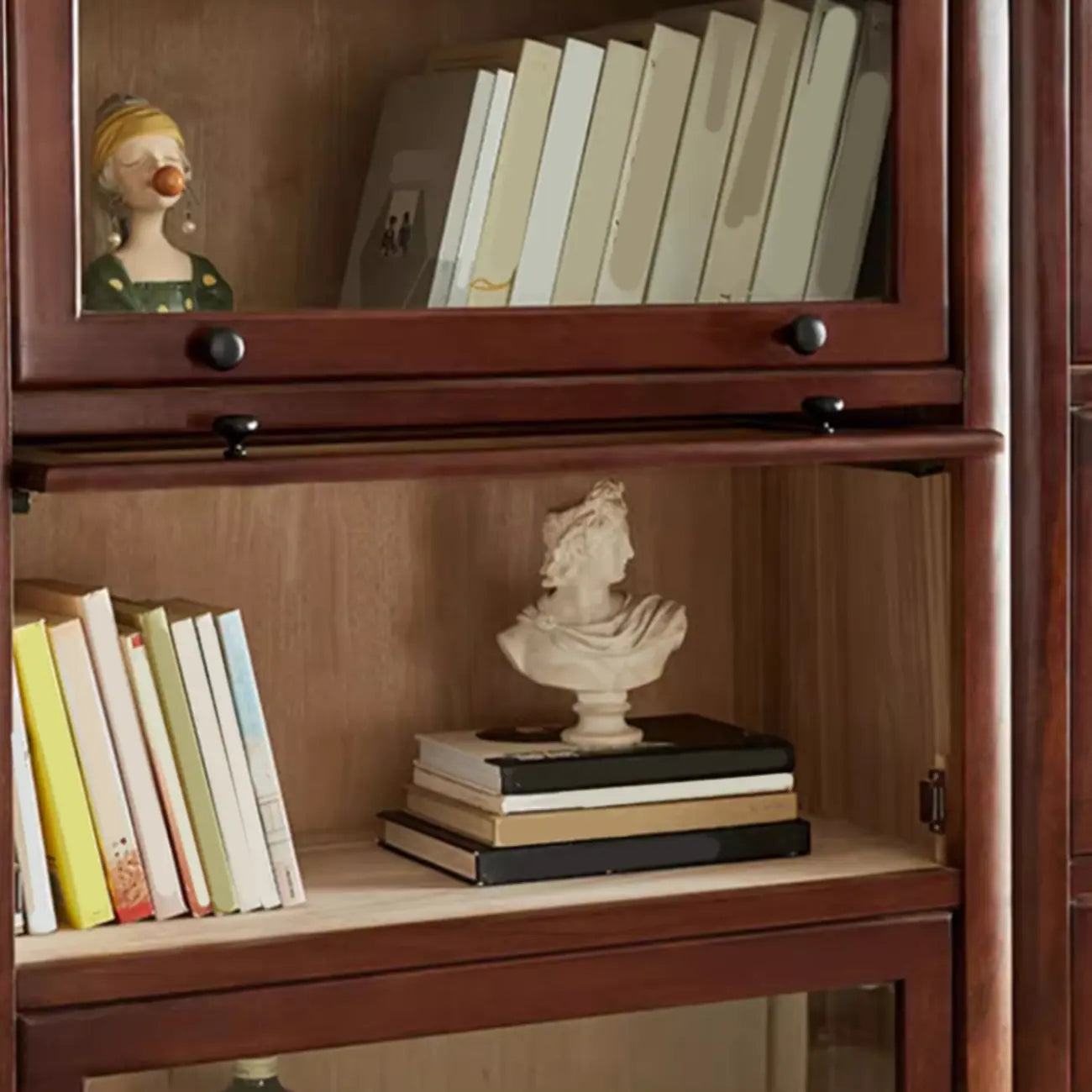 Armoire de rangement classique en bois brun avec verre inversé
