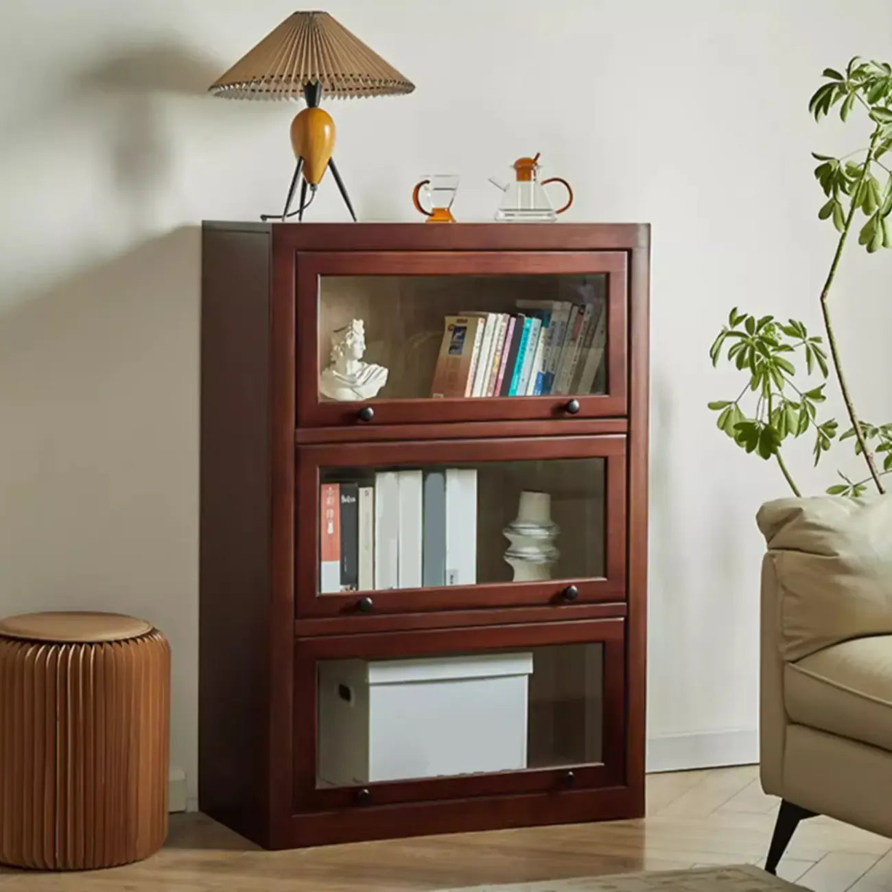 Armoire de rangement classique en bois brun avec verre inversé