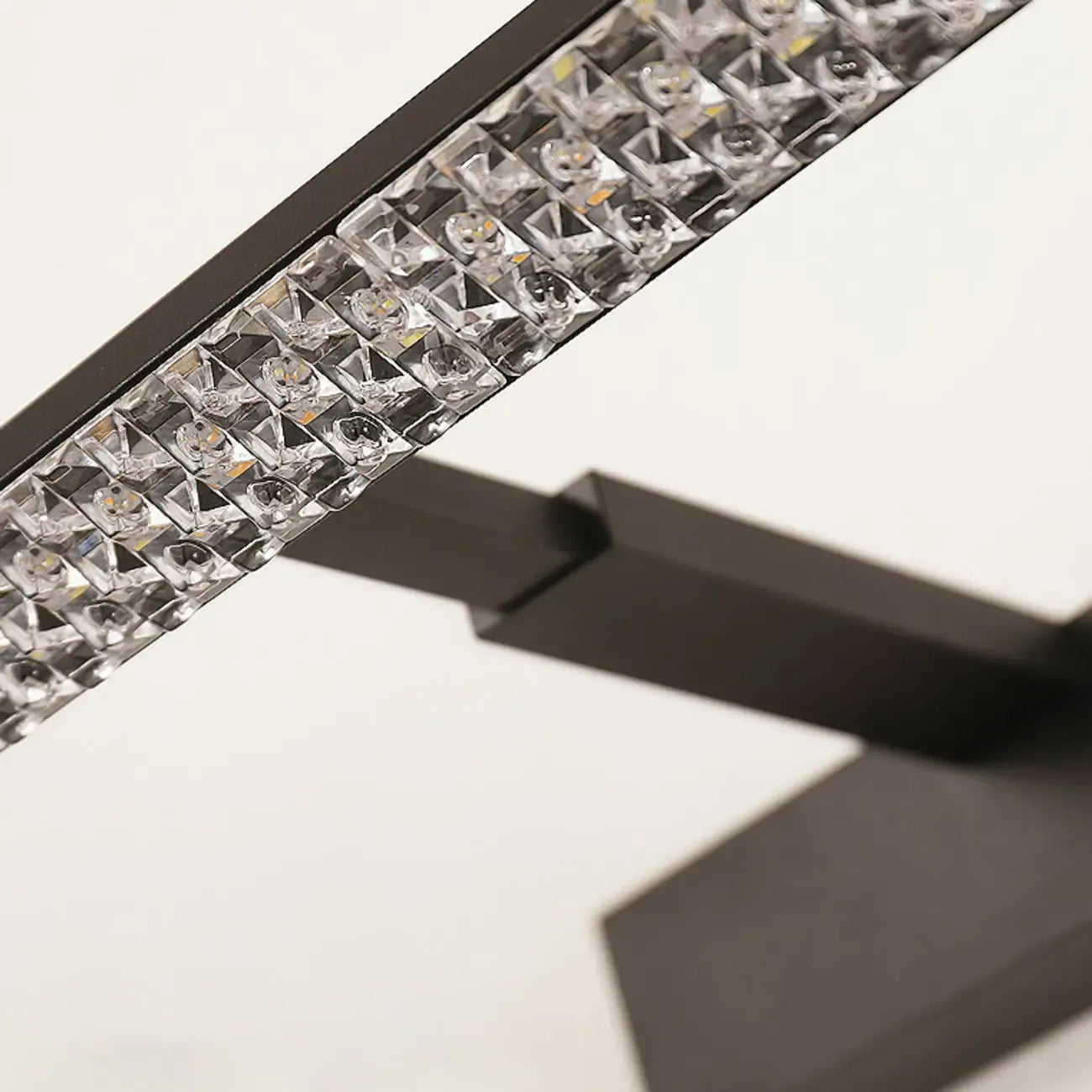 Applique murale LED noire élégante avec abat-jour en acrylique pour salle de bain