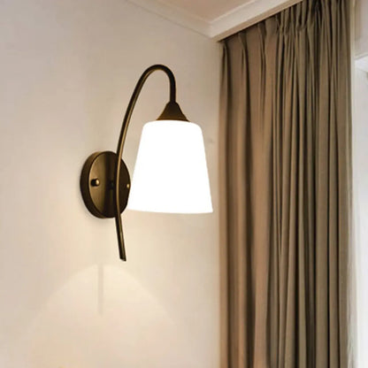 Applique murale simple en métal noir incurvé avec abat-jour en verre