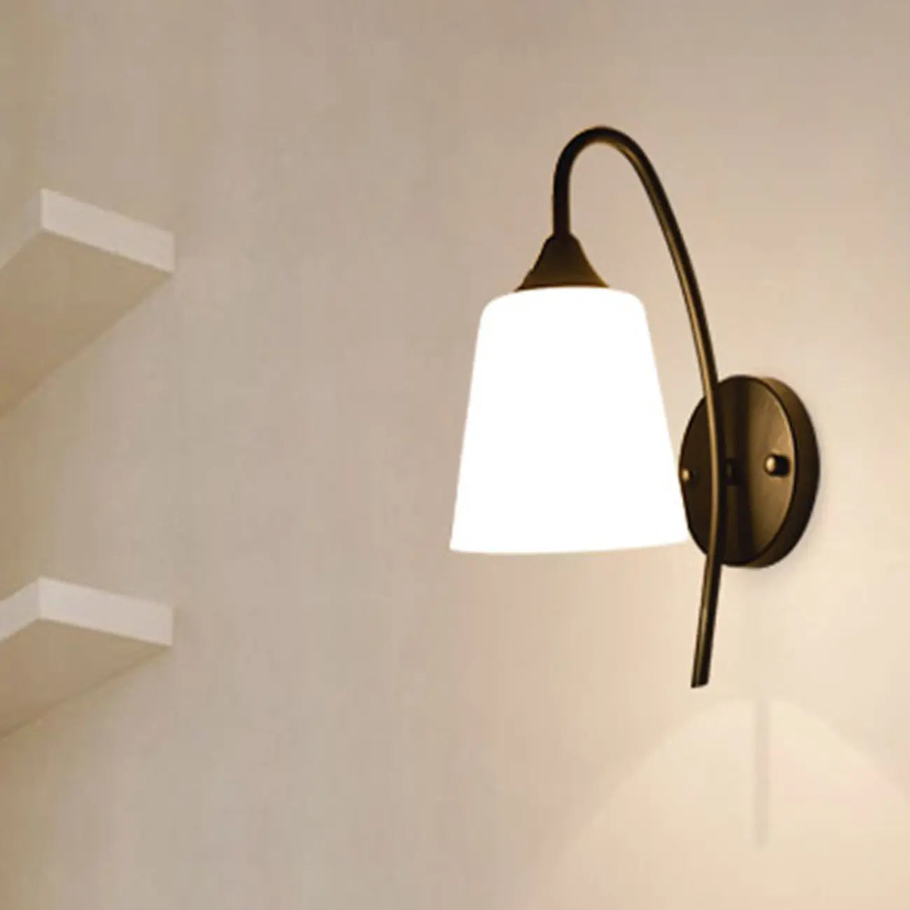 Applique murale simple en métal noir incurvé avec abat-jour en verre