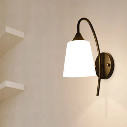 Applique murale simple en métal noir incurvé avec abat-jour en verre