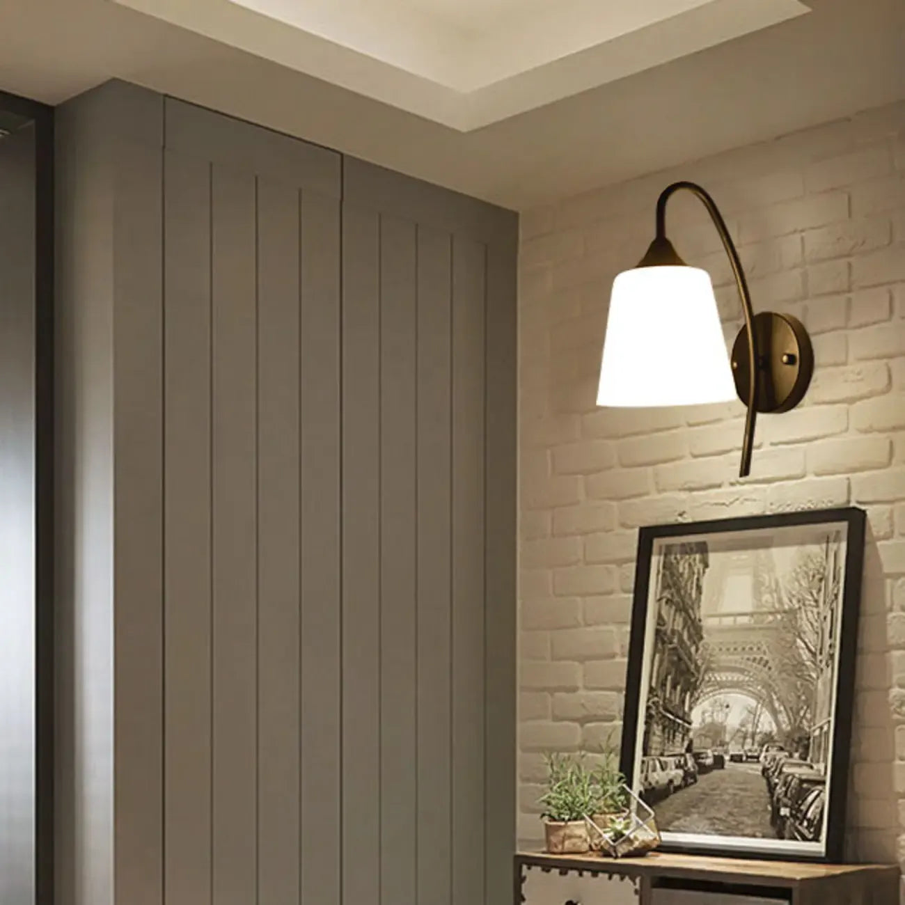 Applique murale simple en métal noir incurvé avec abat-jour en verre