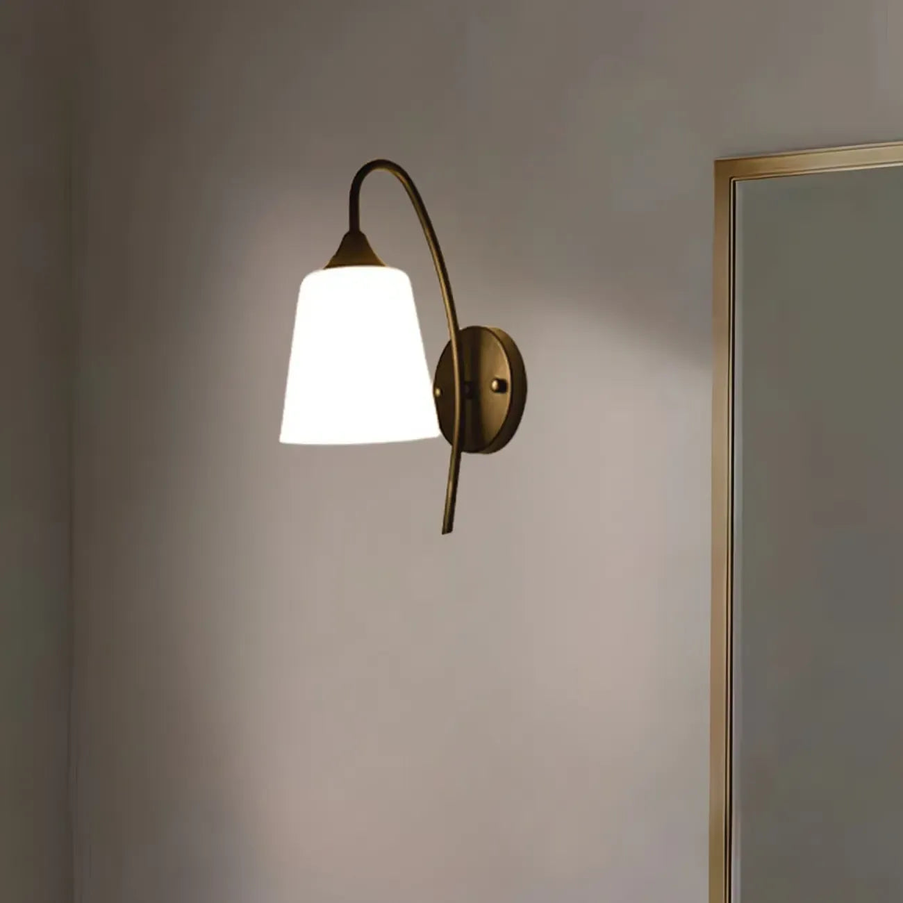 Applique murale simple en métal noir incurvé avec abat-jour en verre