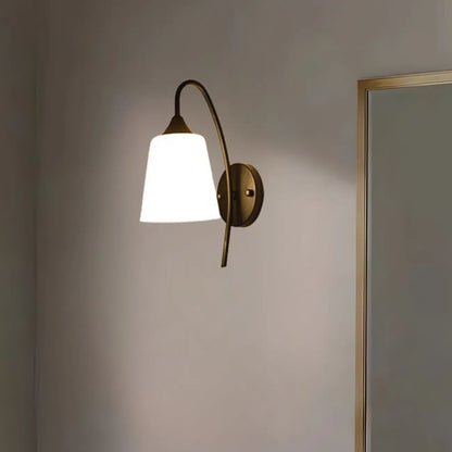 Applique murale simple en métal noir incurvé avec abat-jour en verre