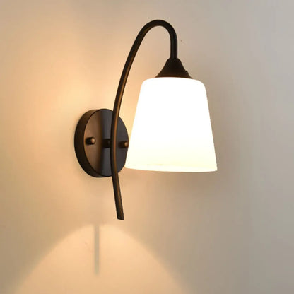 Applique murale simple en métal noir incurvé avec abat-jour en verre