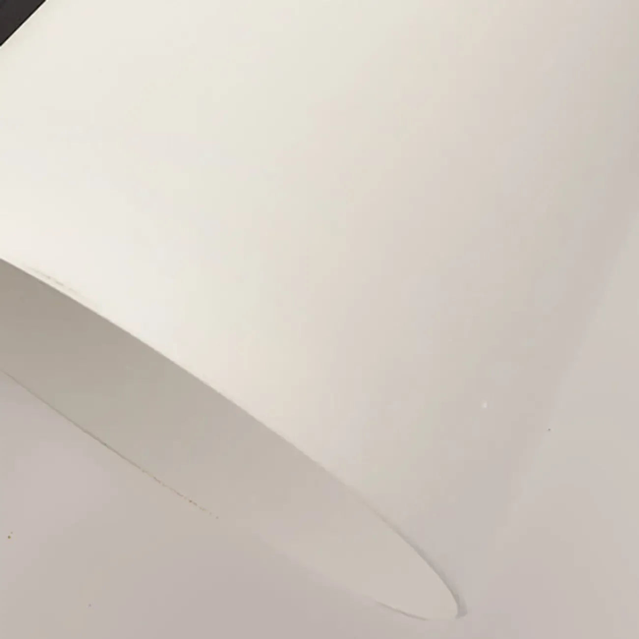 Applique murale simple en métal noir incurvé avec abat-jour en verre