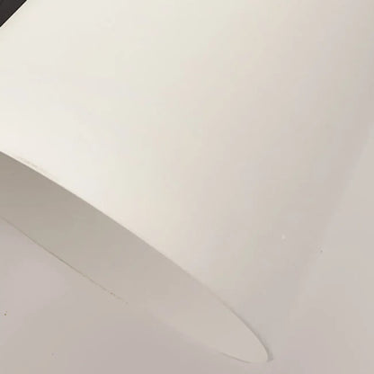 Applique murale simple en métal noir incurvé avec abat-jour en verre