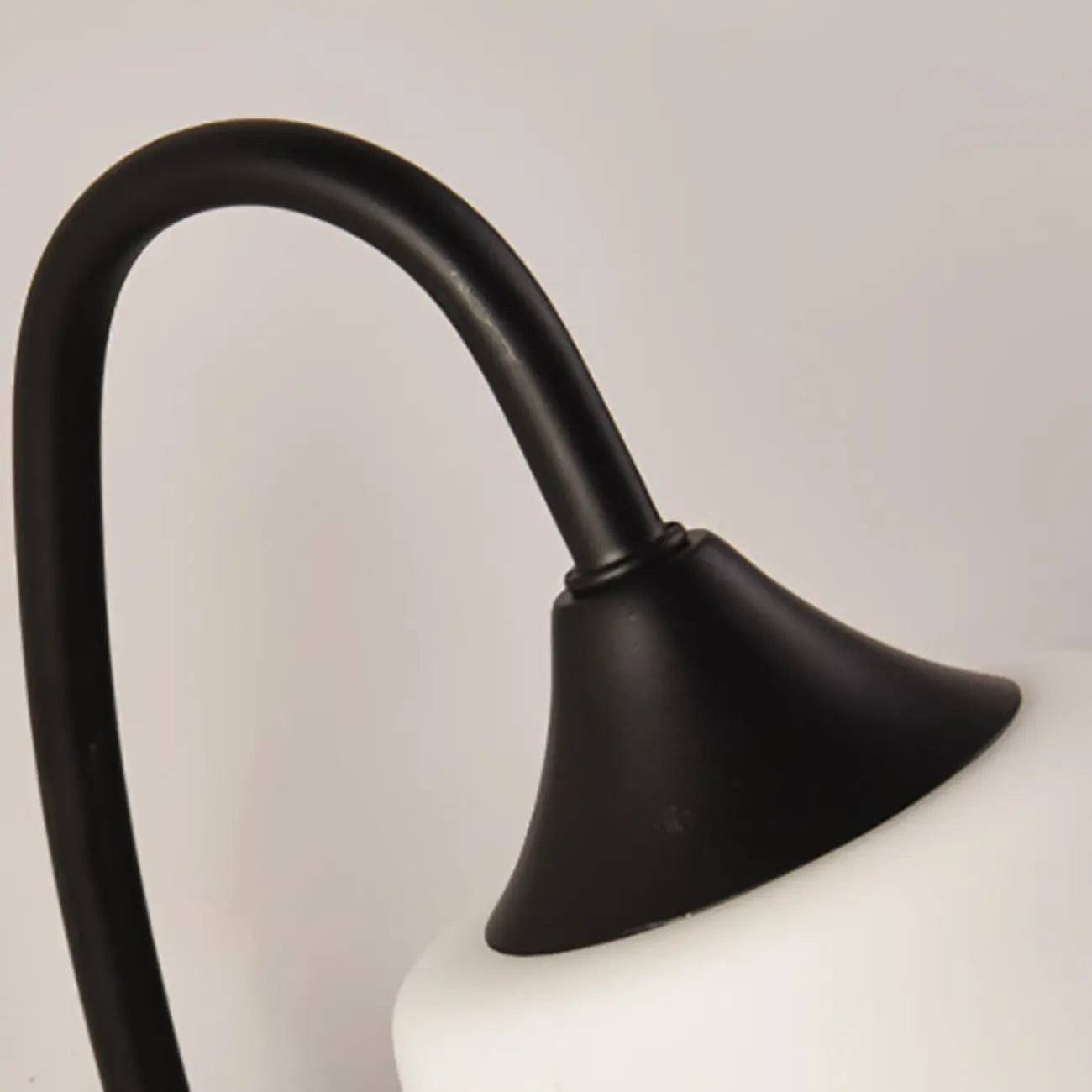 Applique murale simple en métal noir incurvé avec abat-jour en verre