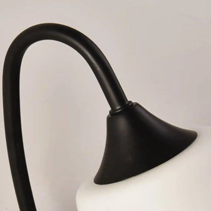 Applique murale simple en métal noir incurvé avec abat-jour en verre