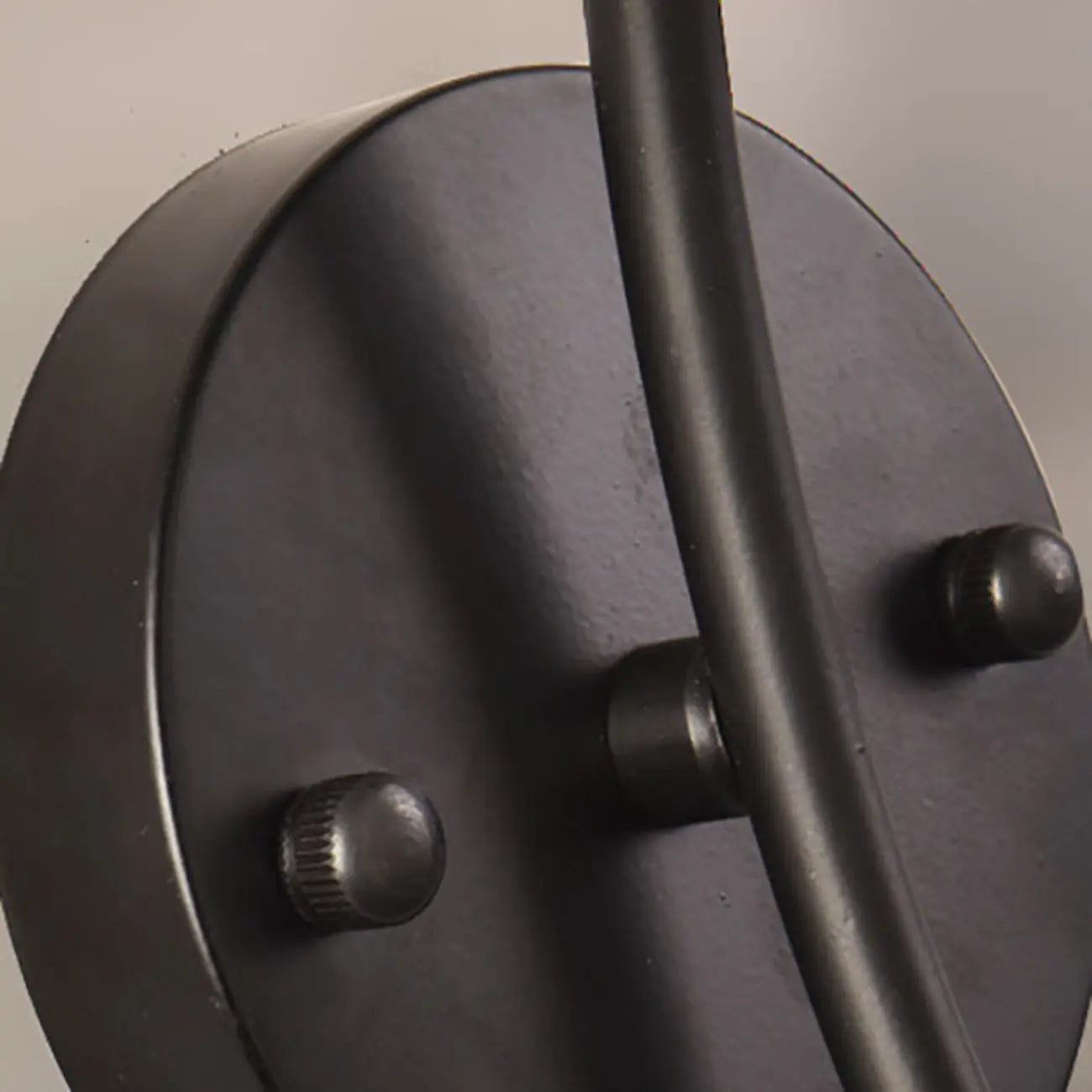 Applique murale simple en métal noir incurvé avec abat-jour en verre