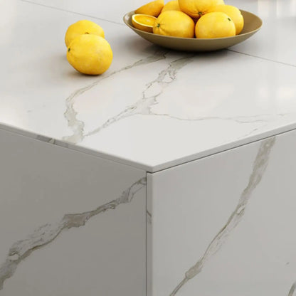 Meuble TV rectangulaire en pierre blanche de 94,5 pouces avec cheminée et éclairage