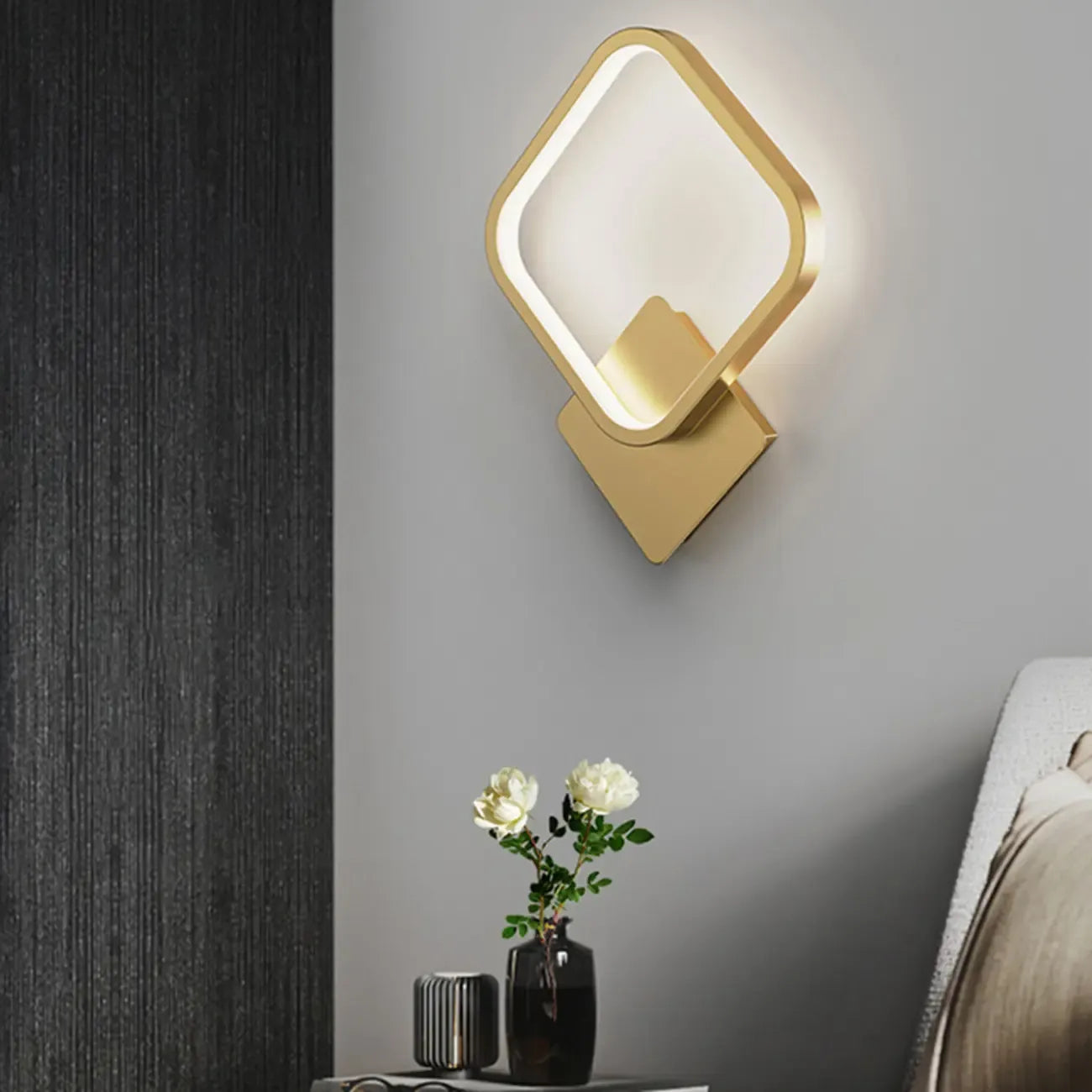 Applique murale carrée moderne à LED avec finition laiton pour chambre à coucher