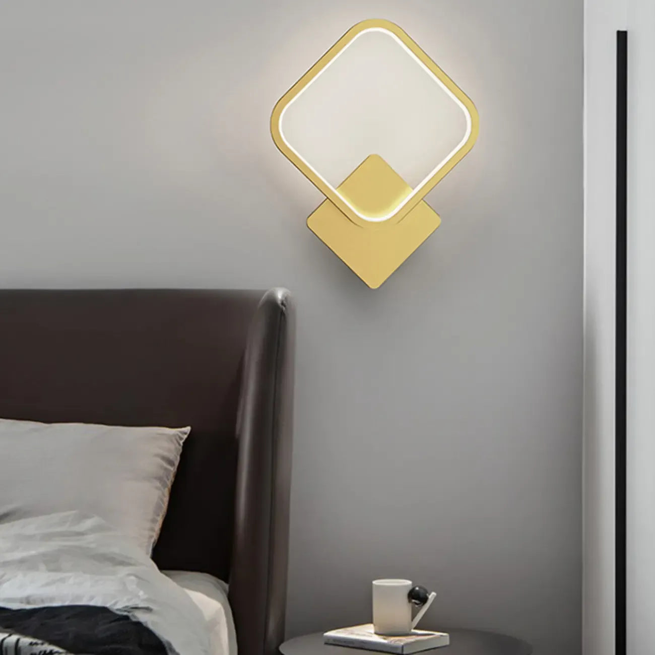 Applique murale carrée moderne à LED avec finition laiton pour chambre à coucher
