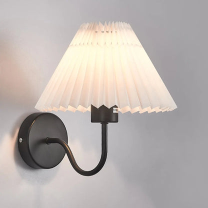 Applique murale d'intérieur élégante à abat-jour conique plissé en tissu