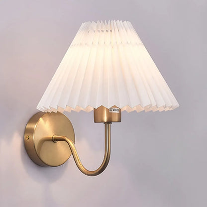 Applique murale d'intérieur élégante à abat-jour conique plissé en tissu