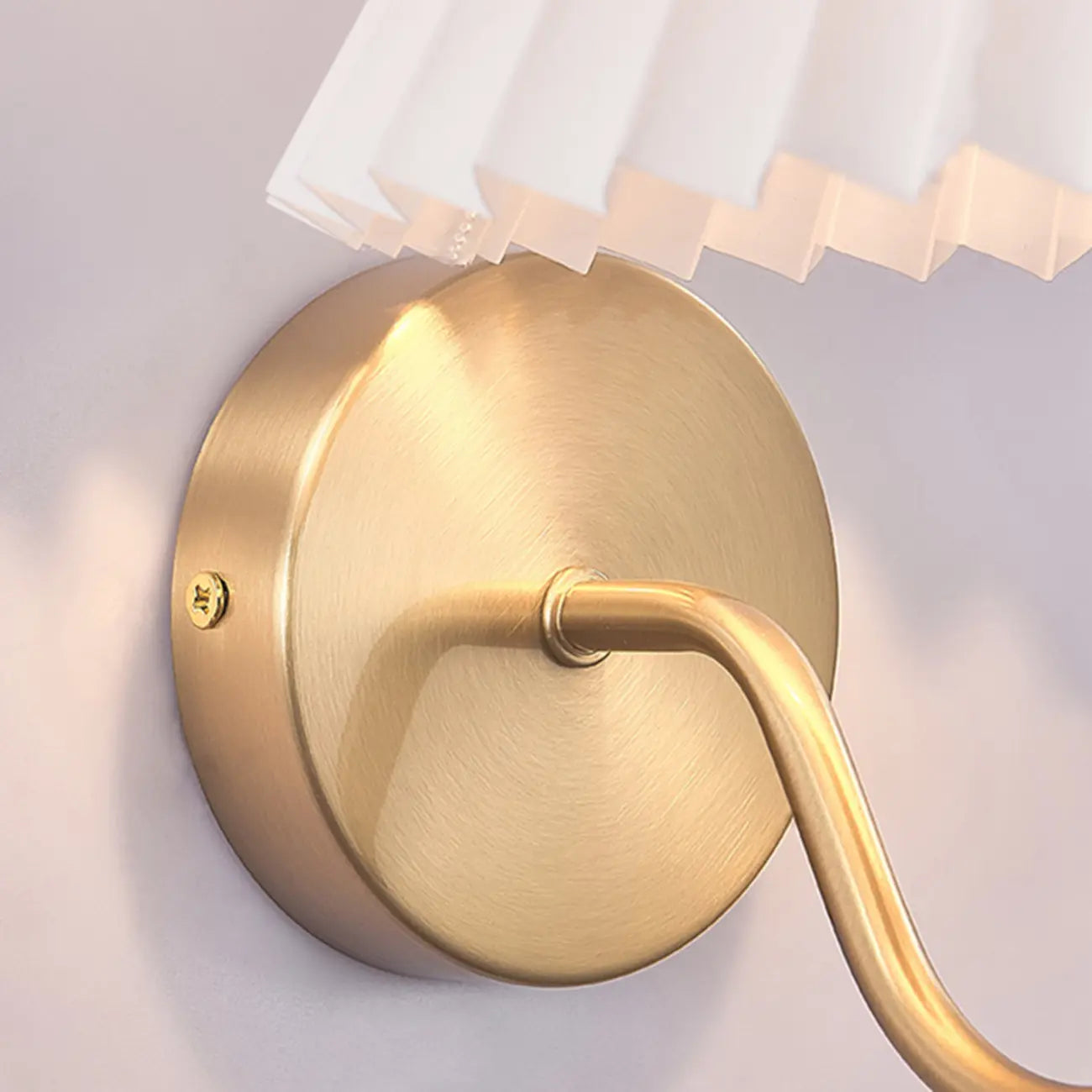 Applique murale d'intérieur élégante à abat-jour conique plissé en tissu