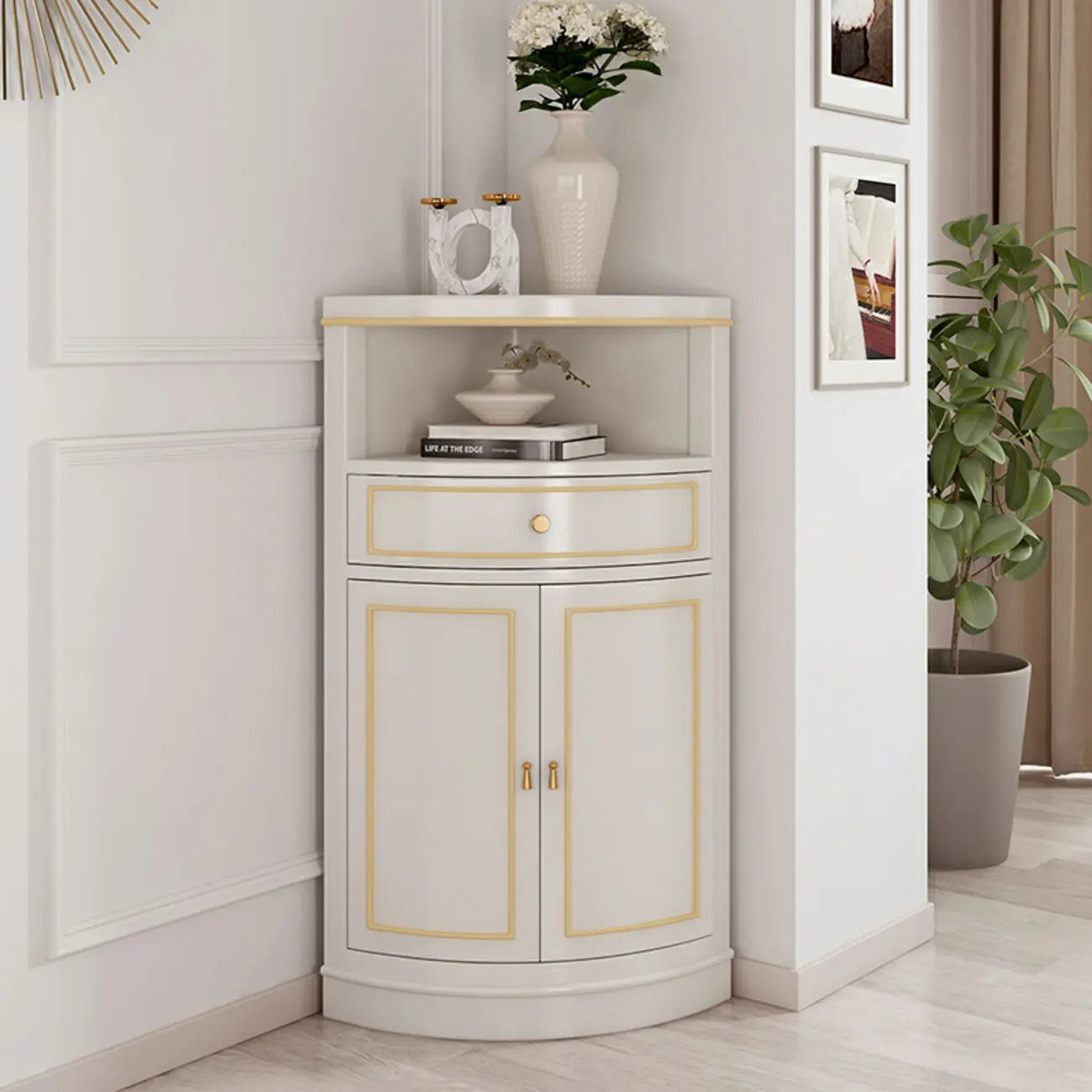 Meuble d'angle en bois gris antique avec accents dorés