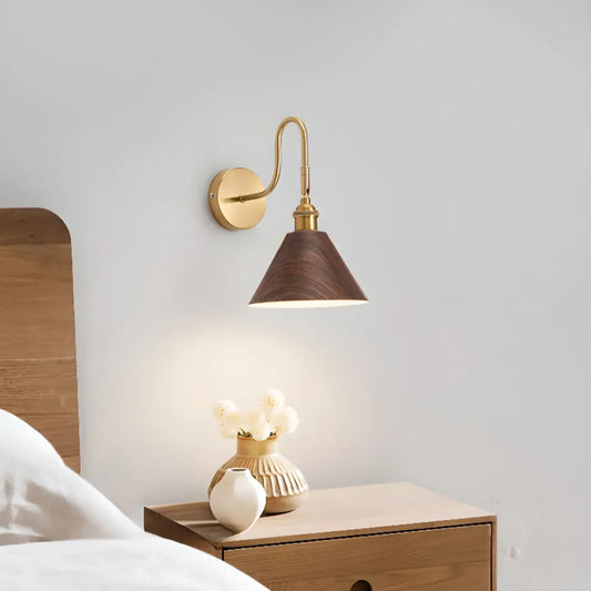 Applique murale moderne Mini Cone avec abat-jour en noyer
