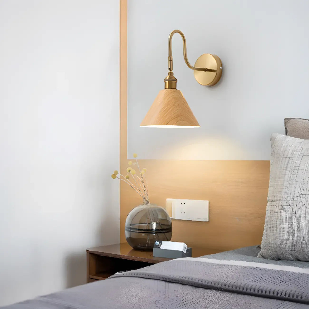 Applique murale moderne Mini Cone avec abat-jour en noyer