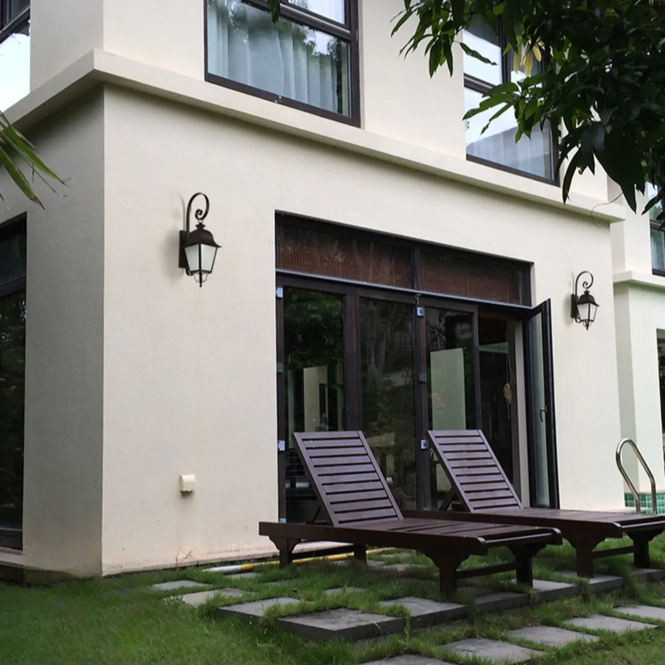 Lanterne murale d'extérieur moderne en métal et verre dépoli noir