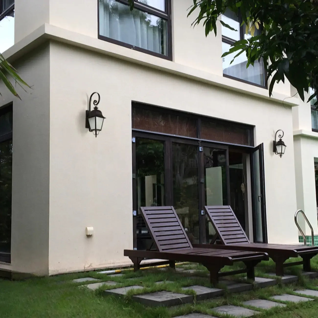 Lanterne murale d'extérieur moderne en métal et verre dépoli noir