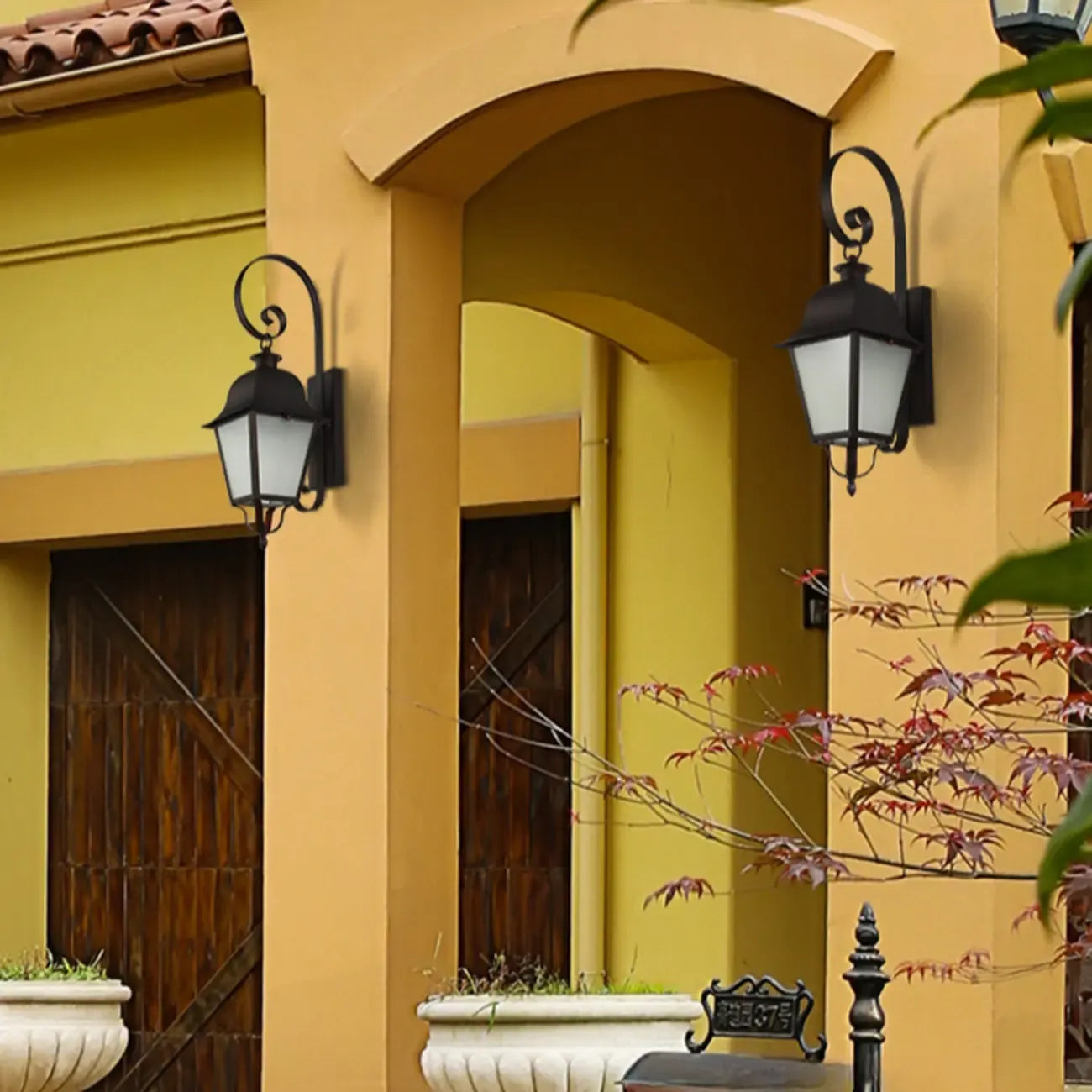 Lanterne murale d'extérieur moderne en métal et verre dépoli noir