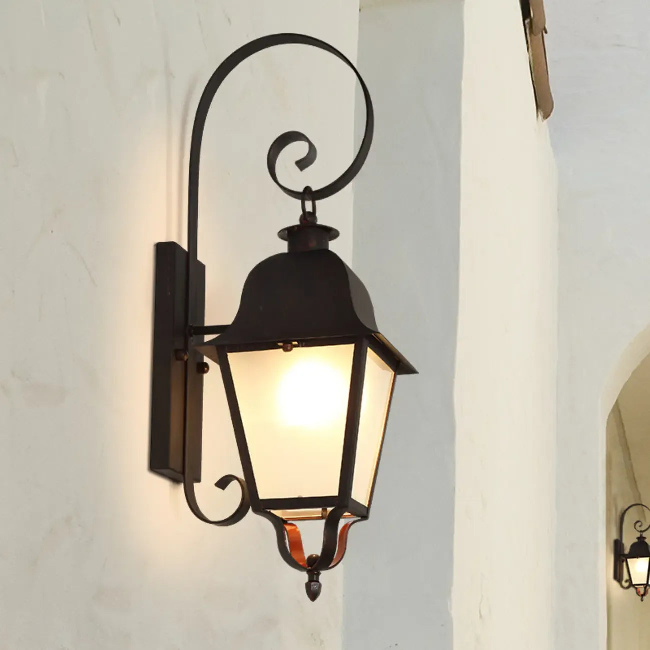 Lanterne murale d'extérieur moderne en métal et verre dépoli noir