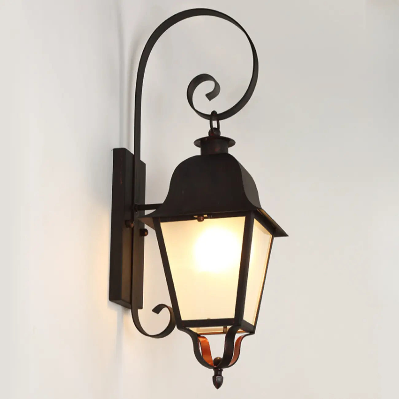 Lanterne murale d'extérieur moderne en métal et verre dépoli noir