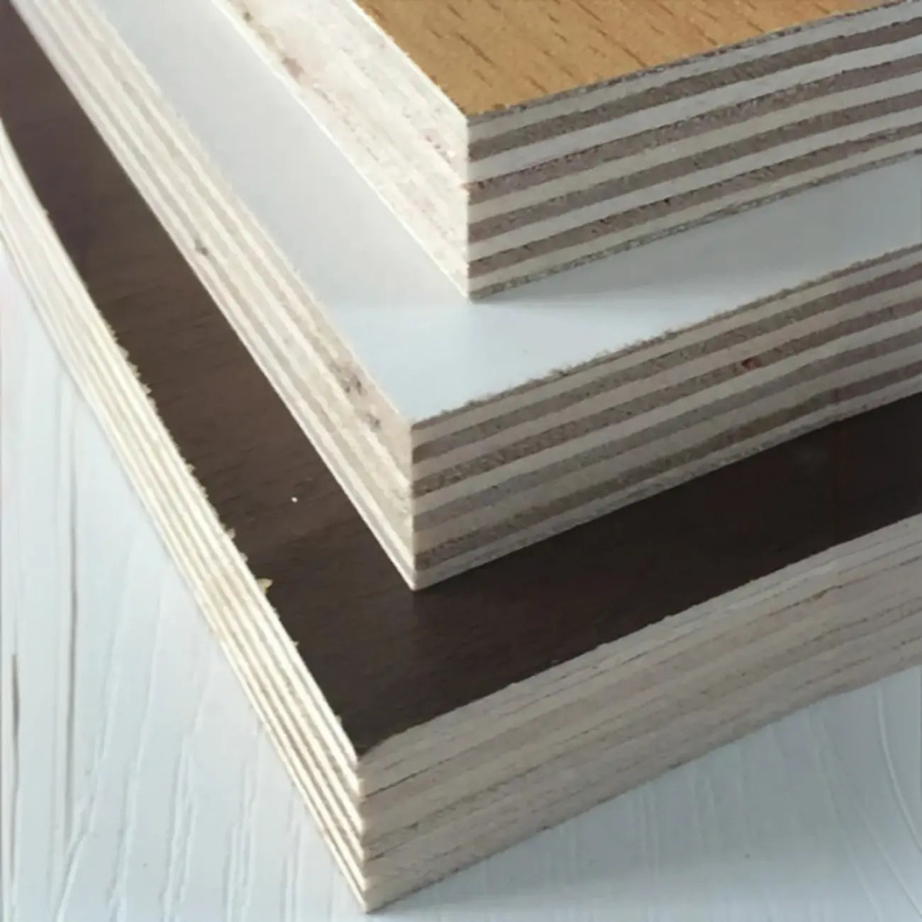 Casier à vin mural nordique en métal noir avec éclairage