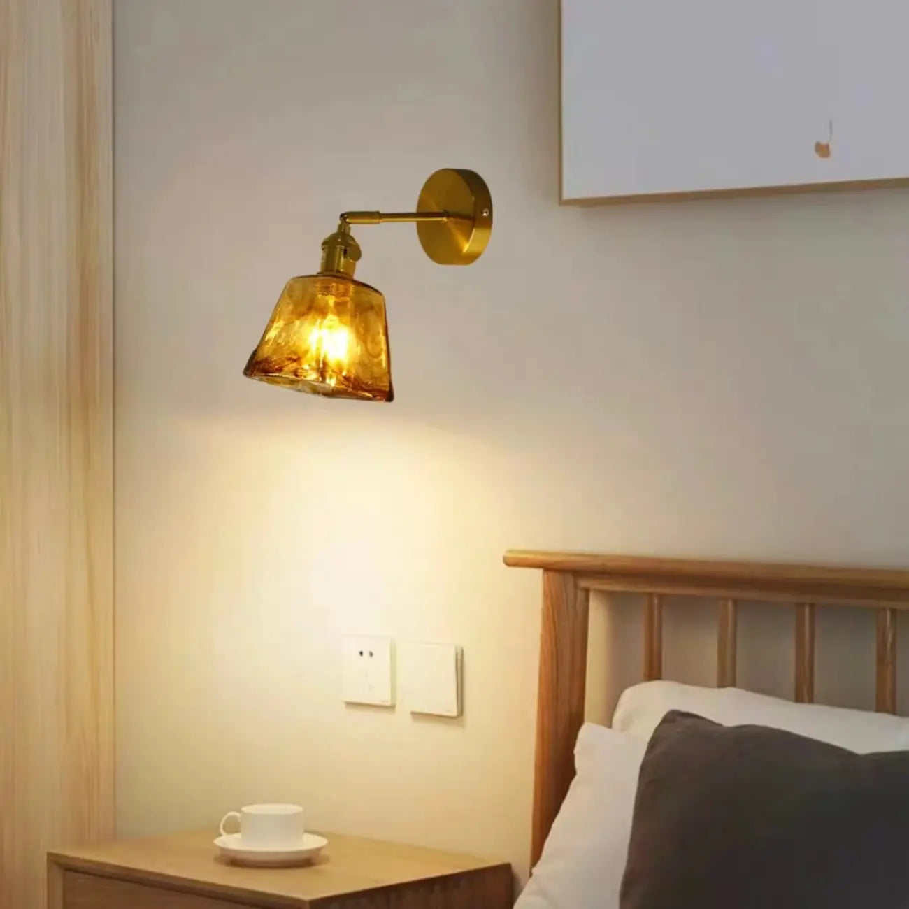 Applique murale vintage à bras articulé avec abat-jour en verre ambré