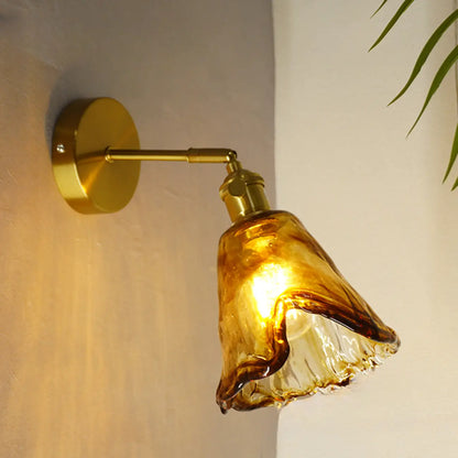 Applique murale vintage à bras articulé avec abat-jour en verre ambré
