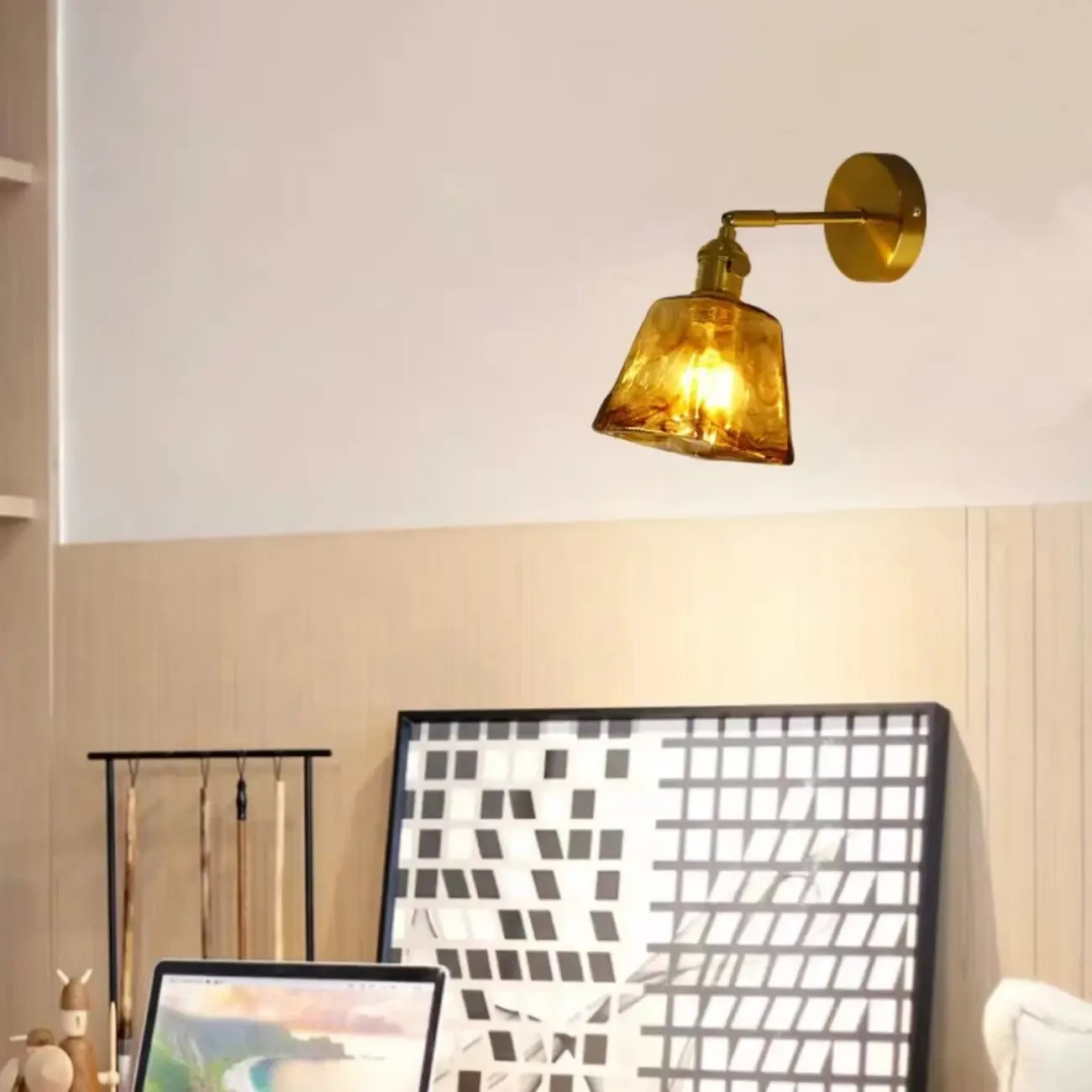 Applique murale vintage à bras articulé avec abat-jour en verre ambré