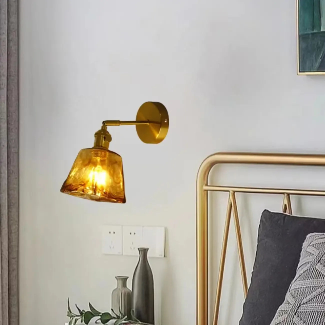 Applique murale vintage à bras articulé avec abat-jour en verre ambré