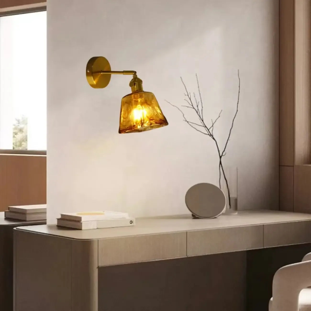 Applique murale vintage à bras articulé avec abat-jour en verre ambré