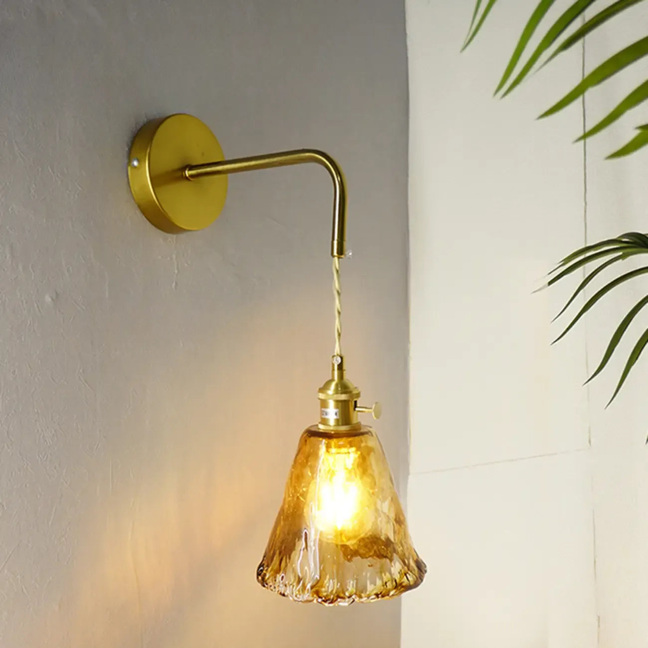 Applique murale vintage à bras articulé avec abat-jour en verre ambré