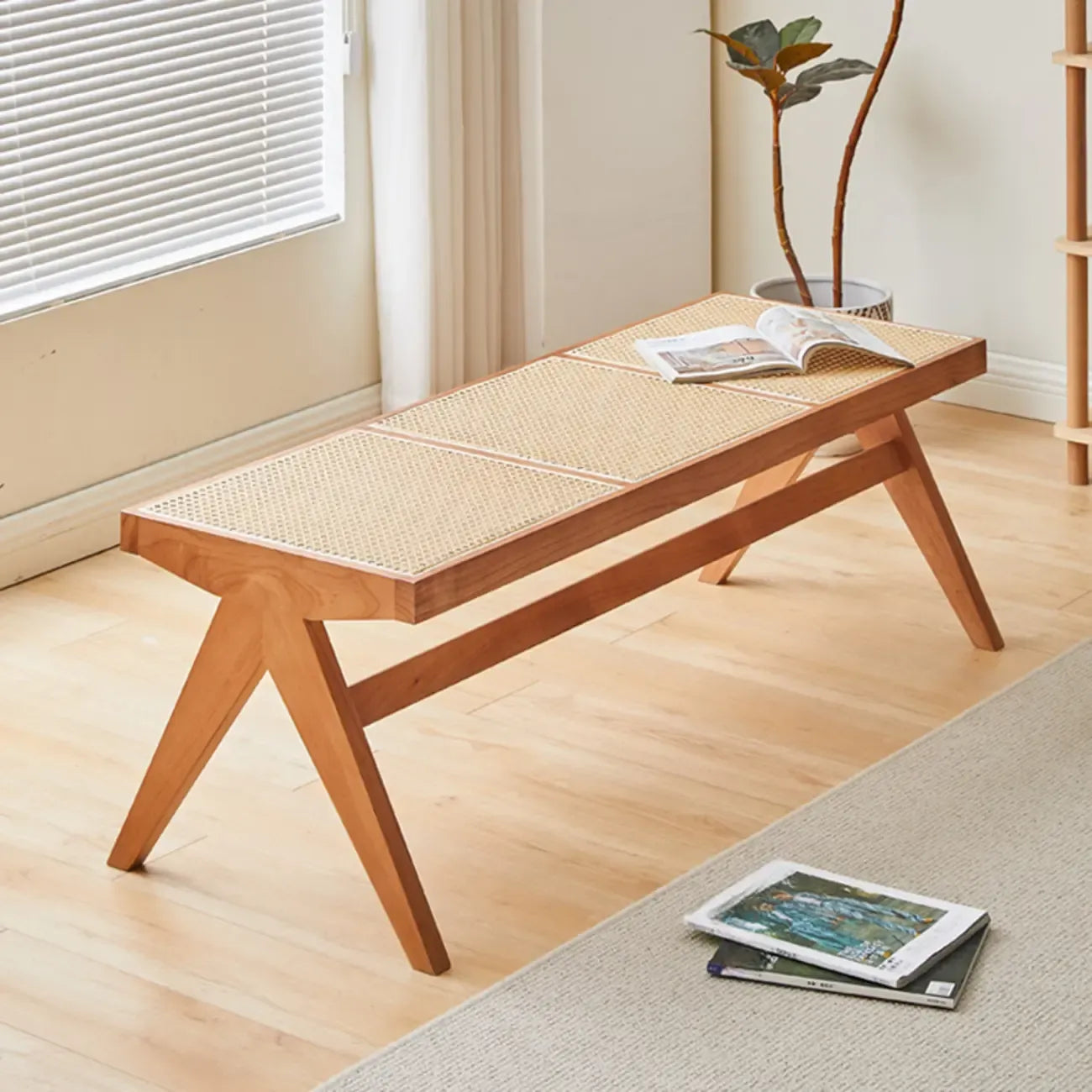 Bancs rectangulaires élégants en bois de cerisier avec plateau en rotin