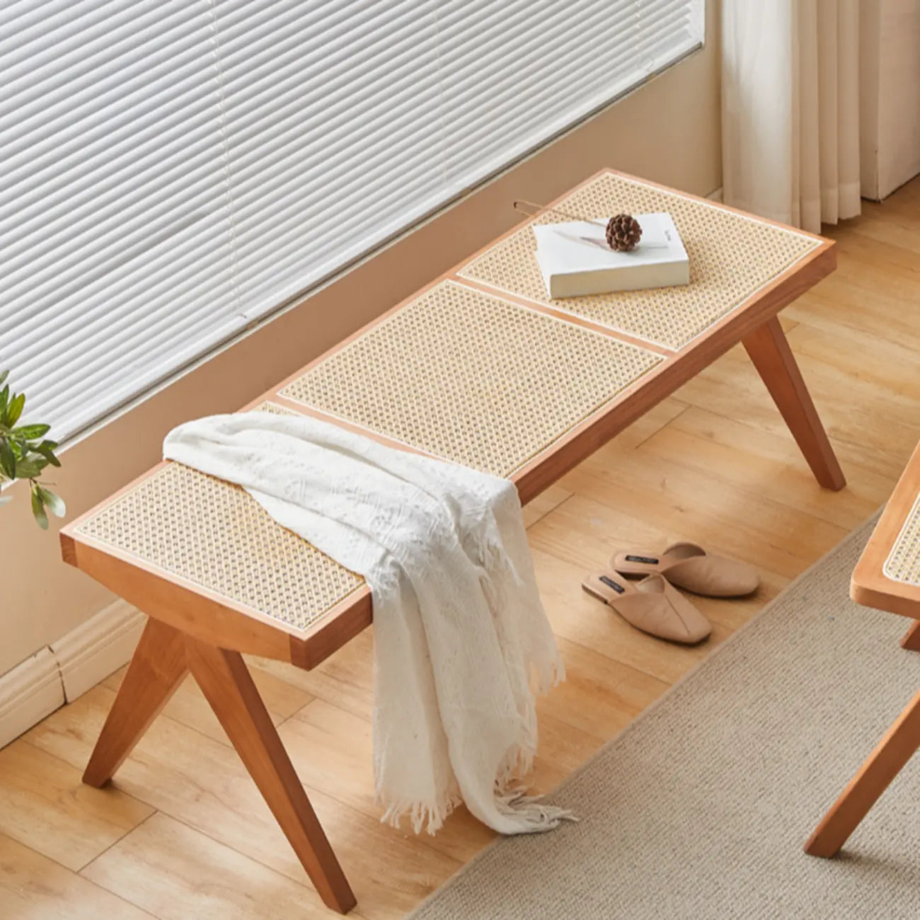 Bancs rectangulaires élégants en bois de cerisier avec plateau en rotin