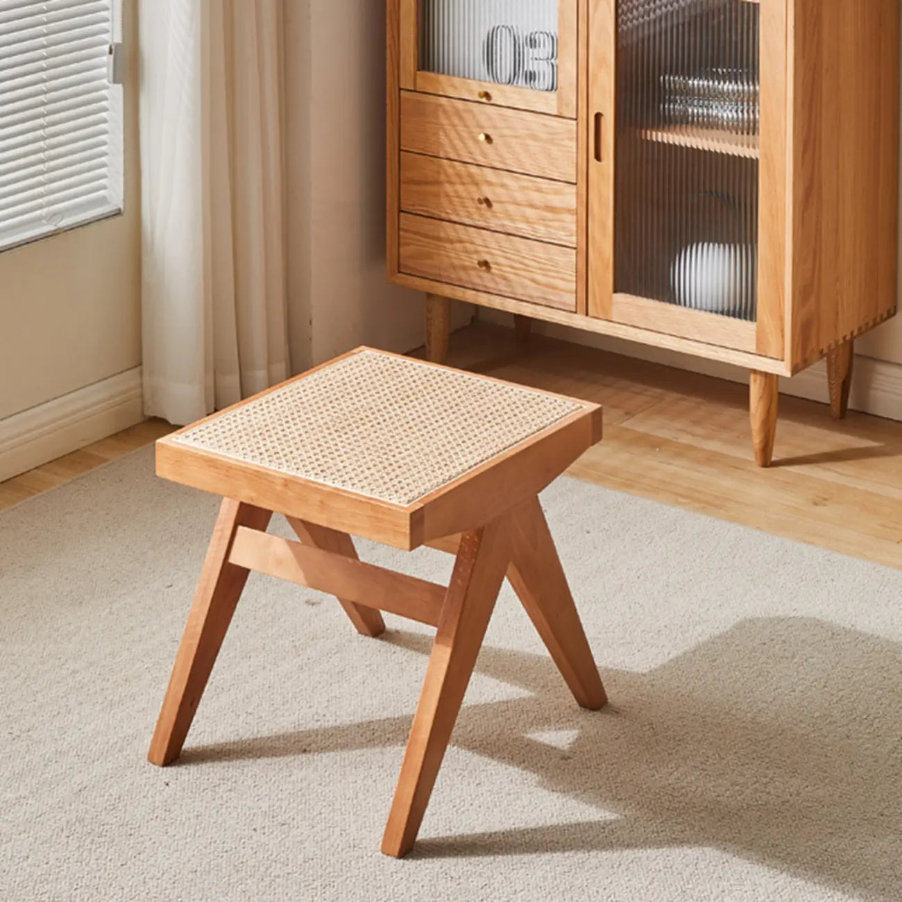 Bancs rectangulaires élégants en bois de cerisier avec plateau en rotin