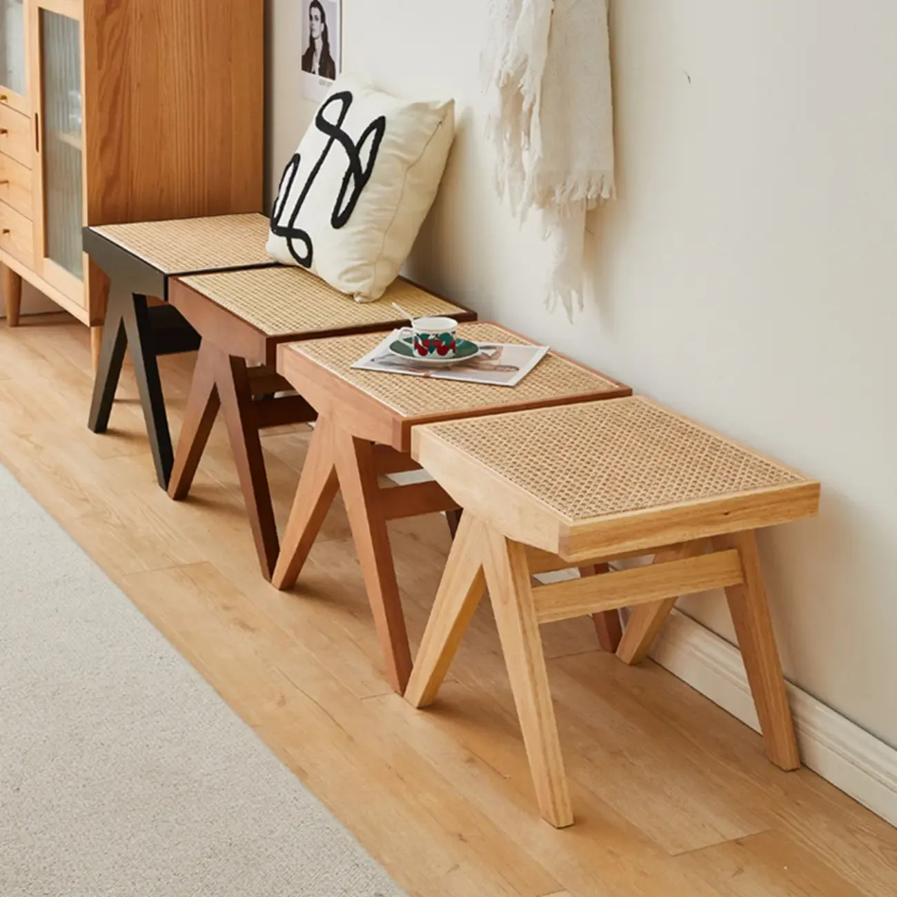 Bancs rectangulaires élégants en bois de cerisier avec plateau en rotin