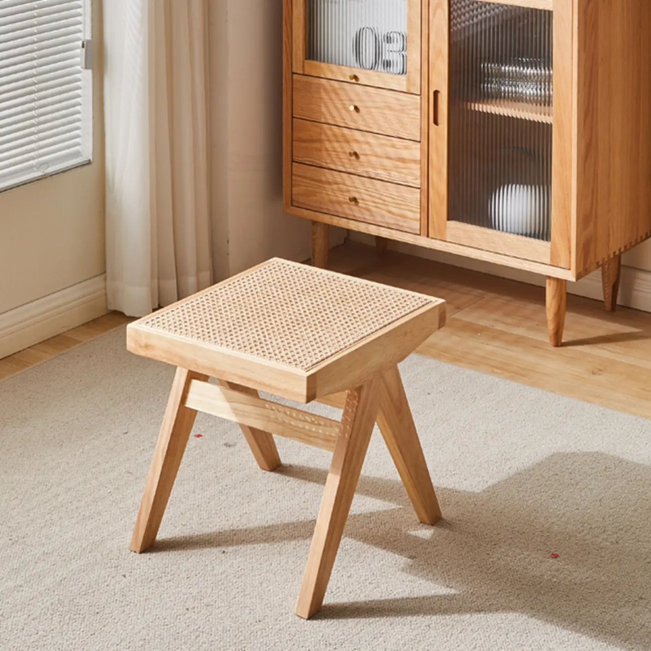 Bancs rectangulaires élégants en bois de cerisier avec plateau en rotin