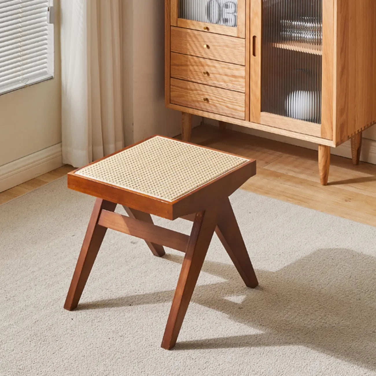 Bancs rectangulaires élégants en bois de cerisier avec plateau en rotin